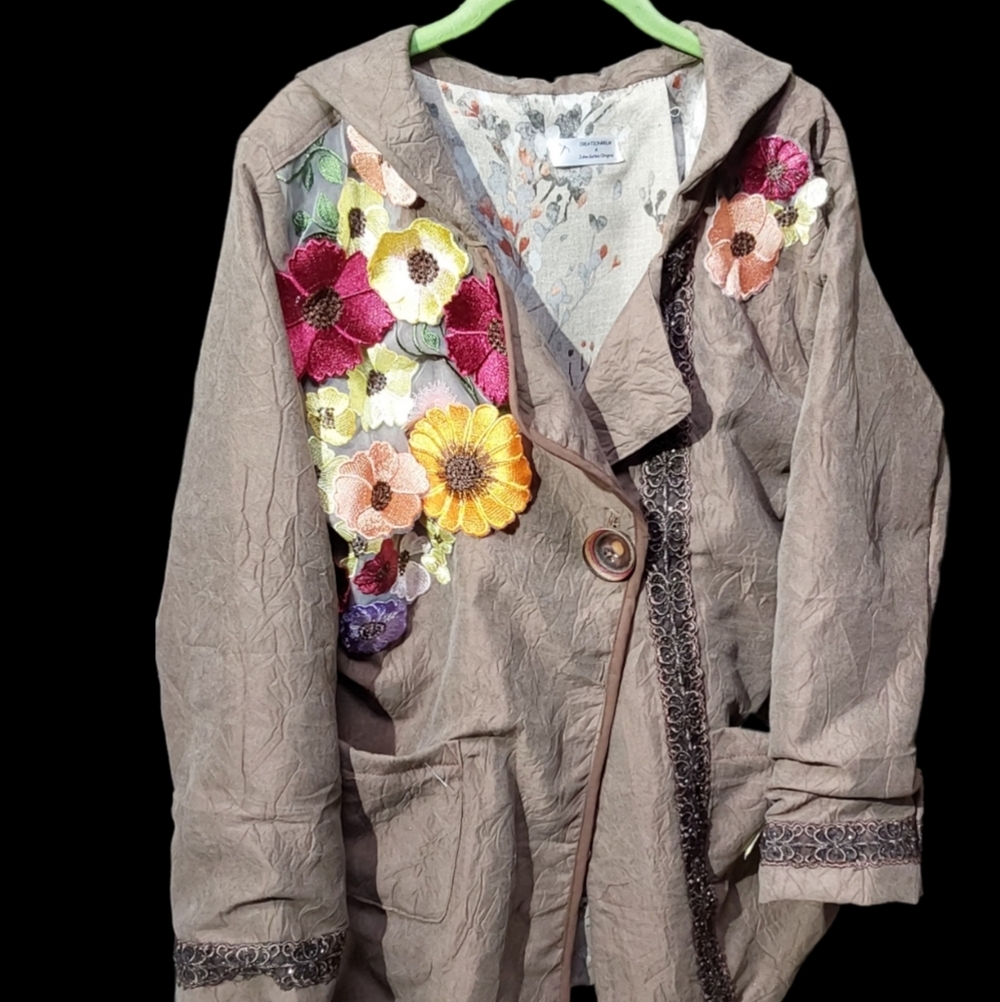 Faux suade lined. Very lightweight, 3d flowers